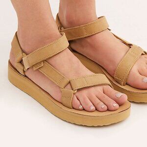 Teva Midform Universal Leather Sandal in Desert Sand